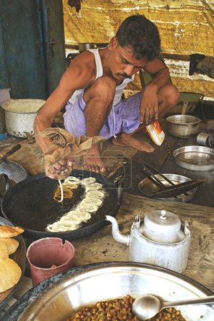 Foto de Hombre haciendo jalebi dulce, Kushi Nagar, Uttar Pradesh, India - Imagen libre de derechos