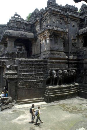 Téléchargez les photos : Touristes dans le temple Kailash aux grottes d'Ellora, Aurangabad, Maharashtra, Inde - en image libre de droit