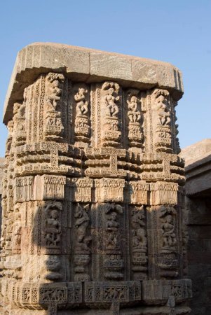 Foto de Elaborar esculturas simbólicas en la pared del templo del sol Monumento al Patrimonio Mundial; Konarak; Orissa; India - Imagen libre de derechos
