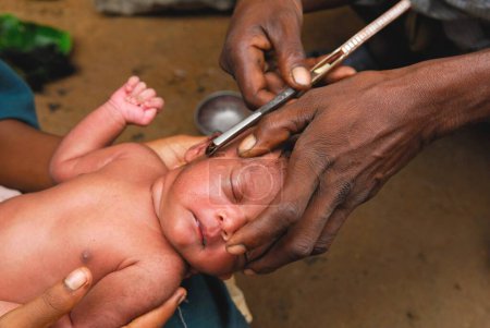 Foto de Ho tribus bebé cabeza afeitarse, Chakradharpur, Jharkhand, India - Imagen libre de derechos