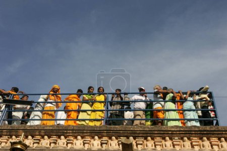 Téléchargez les photos : Les dévots au festival Mahamasthakabhisheka Jain ont lieu une fois tous les douze ans, Shravanabelagola, district de Hassan, État du Karnataka, Inde - en image libre de droit
