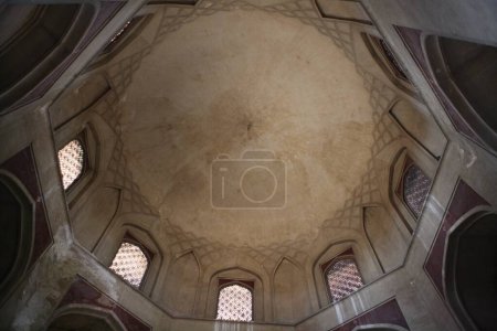 Téléchargez les photos : Plafond de la tombe principale dans la tombe de Humayun construite en 1570, Delhi, Inde Site du patrimoine mondial de l'UNESCO - en image libre de droit
