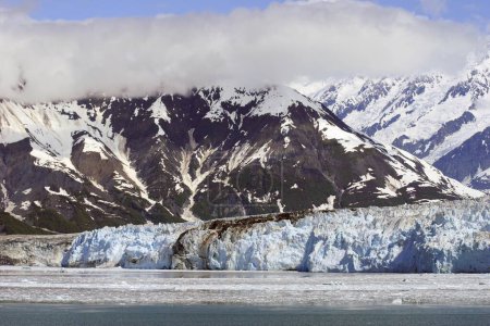 Eisberge mit Hubbard-Gletscher und Saint Elias-Berg; längster Gezeitenwassergletscher in Alaska; Saint Elias-Nationalpark; Ernüchterungsbucht; Alaska; USA Vereinigte Staaten von Amerika