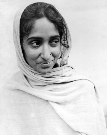 Téléchargez les photos : Femme indienne en saree portrait recouvert de tête en studio ; Himanchal Pradesh ; Inde Années 1940 - en image libre de droit