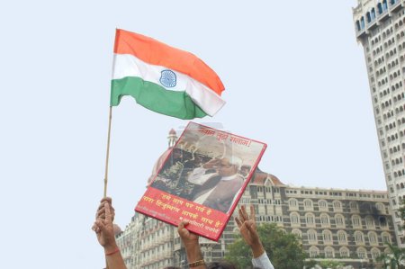 Foto de Manifestantes con pancartas frente al hotel taj mahal después del ataque terrorista de muyahidines decanos, Bombay Mumbai, Maharashtra, India 26, Noviembre, 2008 - Imagen libre de derechos