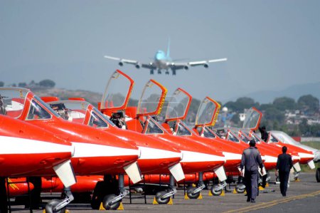 Téléchargez les photos : Un vol de Surya Kiran est une équipe de démonstration de voltige aérienne de l'armée de l'air indienne, aéroport international du Sahar maintenant aéroport international Chhatrapati Shivaji, Mumbai Bombay, Maharashtra, Inde - en image libre de droit
