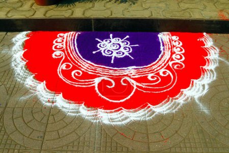 Farbenfrohe Rangoli vor dem Geschäft; Bodengestaltung mit farbigem Puder zur Feier des Gudi Padva-Festes; Neujahr der Hindu-Religion; Thane; Maharashtra; Indien