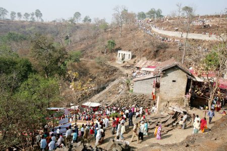 Téléchargez les photos : Foule pour célébrer le yatra de kalbhairav à Kadhinglaj taluka de Kolhapur dans le Maharashtra, Inde - en image libre de droit