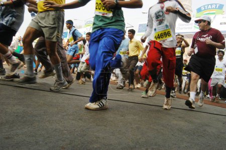 Foto de Gente corriendo en la maratón internacional 2005 en Bombay, Mumbai, Maharashtra, India - Imagen libre de derechos