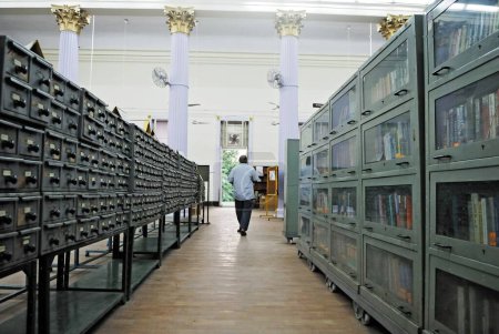 Foto de Taquillas y estantes de libros en el ayuntamiento biblioteca asiática Bombay Mumbai, Maharashtra, India - Imagen libre de derechos