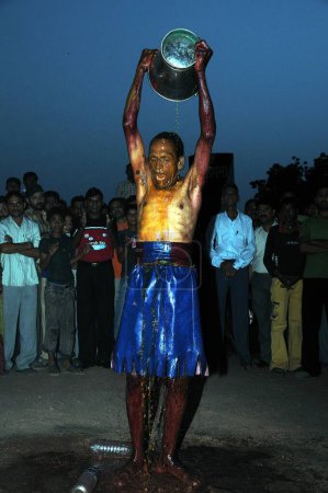 Téléchargez les photos : Homme qui met de l'acide sur son corps, Jodhpur, Rajasthan, Inde - en image libre de droit