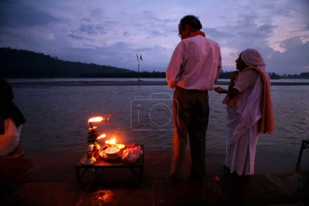Foto de Devotos haciendo las oraciones de la noche santa del río Ganga en las orillas del río Rishikesh en Uttaranchal, India - Imagen libre de derechos