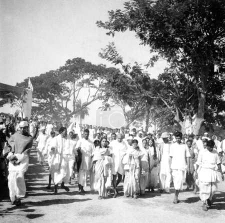 Téléchargez les photos : Mahatma Gandhi avec Sushila Nayar et Abha Gandhi et d'autres en visite Khadi Prathisthan Satish Das Guptas ashram à Sodepur, 24 Parganas près de Calcutta, Décembre 1945, Pyarelal Nayar - en image libre de droit