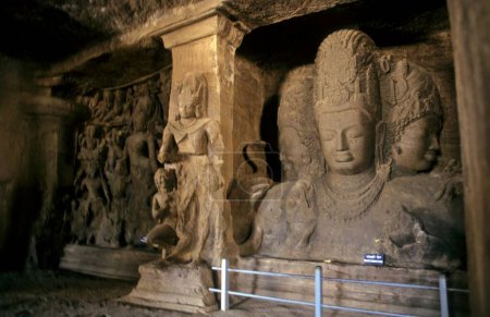 Téléchargez les photos : Trois têtes statue de Dieu Shiva ; Grottes Elephanta ; Bombay Mumbai ; Maharashtra ; Inde - en image libre de droit