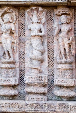 Foto de Naga criatura mitad humana mitad serpiente de la mitología hindú aparece flanqueada por bailarines en escultura del complejo del templo del Sol Patrimonio de la Humanidad en Konarak; Orissa; India - Imagen libre de derechos
