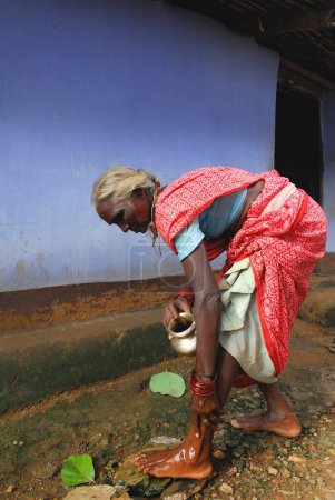 Foto de Viejo ho, tribu partera lavando pies, Chakradharpur, Jharkhand, India - Imagen libre de derechos