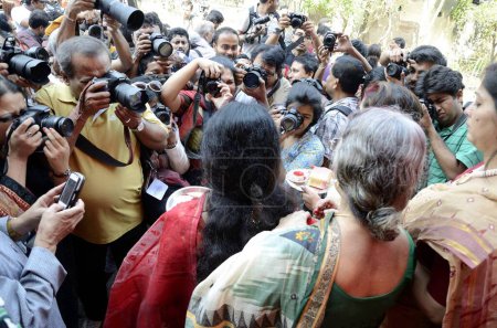 Foto de Fotógrafos tomando fotos de mujeres con motivo de Sindur Khela en Kolkata India - Imagen libre de derechos