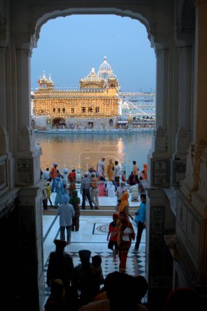 Téléchargez les photos : Les dévots sikhs se promènent autour du temple d'or, Amritsar, Punjab, Inde - en image libre de droit