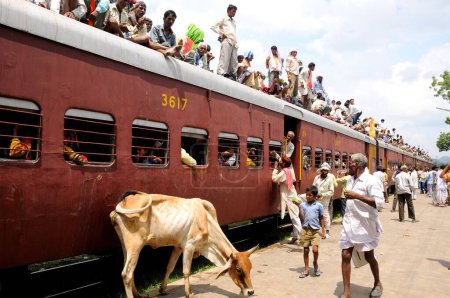 Téléchargez les photos : Personnes grimpant sur le toit du train pour un voyage risqué, gare de Marwar, Rajasthan, Inde - en image libre de droit