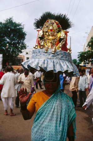 Téléchargez les photos : Déesse lakshmi laxmi statue sur la tête de la femme, kolhapur, maharashtra, Inde - en image libre de droit