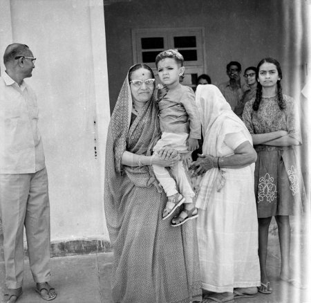 Foto de Viejo vintage 1900s foto en blanco y negro de la familia india madre mujer llevando hijo niño usando sari India 1940 - Imagen libre de derechos