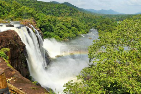 Téléchargez les photos : Cascades assoiffées, Chalakudy River, Vazhachal Forest, Thrissur, Kerala, Inde, Asie - en image libre de droit