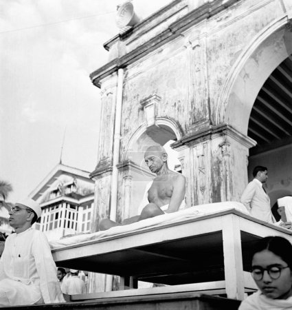 Téléchargez les photos : Mahatma Gandhi lors d'une réunion de prière à Rungta House, Mumbai, septembre 1944 - en image libre de droit