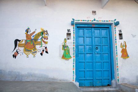 Foto de Pintura mural; caballo real jinete decoración tradicional de la pared en la entrada para el matrimonio en familia; pueblo semi urbano Dilwara; Udaipur; Rajastán; India - Imagen libre de derechos