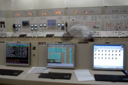 Téléchargez les photos : Vue générale de la salle de contrôle de la centrale atomique de Tarapur Unités 3 et 4 ; Tarapur ; Bombay Mumbai ; Maharashtra ; Inde - en image libre de droit