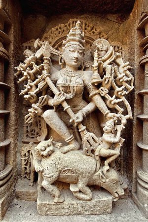 Téléchargez les photos : Mahishasurmardini ; Rani ki vav ; step well ; stone carving ; Patan ; Gujarat ; India - en image libre de droit