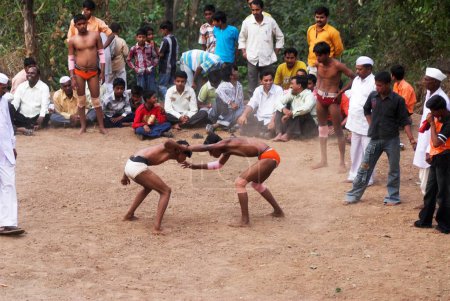 Foto de Dos luchadores participan en una competencia de lucha libre durante una feria local en la aldea de Dimba, distrito de Pune, Maharashtra, India - Imagen libre de derechos