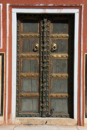 Foto de Puerta de madera con decoración de latón, Palacio de la ciudad, Jaipur, Rajastán, India, Asia - Imagen libre de derechos