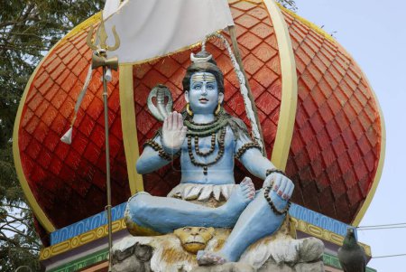 Téléchargez les photos : Statue du Seigneur Shiva sur le temple Khajrana Ganesh construit par Rani Ahilya Bai à Indore ; Madhya Pradesh ; Inde - en image libre de droit