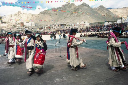 Téléchargez les photos : Sheynam villageois exécutant la danse folklorique du festival ladakh, ladakh, leh, Jammu-et-Cachemire, Inde - en image libre de droit