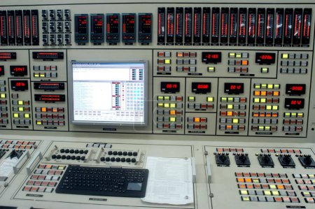Foto de Vista general de la sala de control de la central atómica de Tarapur Unidad 3 y 4; Tarapur; Bombay Mumbai; Maharashtra; India - Imagen libre de derechos