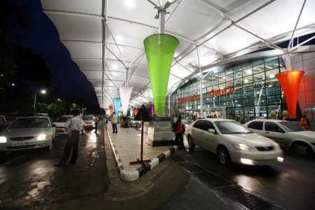 Téléchargez les photos : Extérieur du terminal international nouvellement amélioré de l'aéroport Chhatrapati Shivaji Maharaj ; Bombay Mumbai ; Maharashtra ; Inde - en image libre de droit