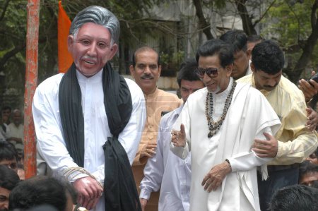 Téléchargez les photos : Balasaheb Thackeray Chef du parti politique Shiv Sena et Manohar Joshi souriant après avoir regardé la statue du ministre de l'Union du Congrès Mani Shanker Aiyar, Shivaji Park à Dadar, Bombay Mumbai, Maharashtra, Inde - en image libre de droit