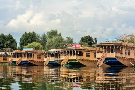 Téléchargez les photos : Péniches en Dal Lake, Srinagar, Cachemire, Inde, Asie - en image libre de droit