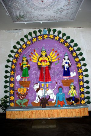 Téléchargez les photos : Durga modèle en argile avec des statues de démon mahishasura kartikeya ganesha et lakshmi saraswati sur Durga puja - en image libre de droit