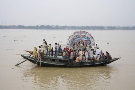 Téléchargez les photos : Farewell of the Durga Idol into the water of River HooApproximativement, Visarjan, Durga Pooja dussera Vijayadasami Navaratri Festival Celebration, Calcutta Kolkata, Bengale occidental, Inde - en image libre de droit