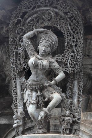 Téléchargez les photos : Statue de la danseuse au temple Channa Keshava, Belur, Karnataka, Inde - en image libre de droit