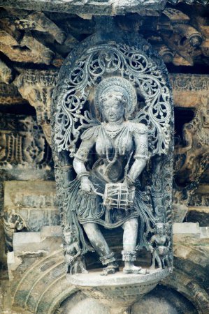 Téléchargez les photos : Danseuse avec statue de mridangam sur le temple de Chennakesava, Belur, Hassan, Karnataka, Inde - en image libre de droit