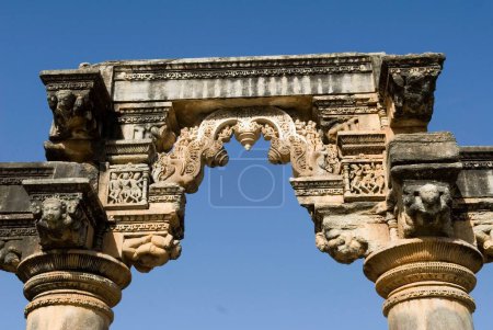 Téléchargez les photos : Piliers décoratifs au temple Sas Bahu ; Kumbhalgarh ; Rajasthan ; Inde - en image libre de droit