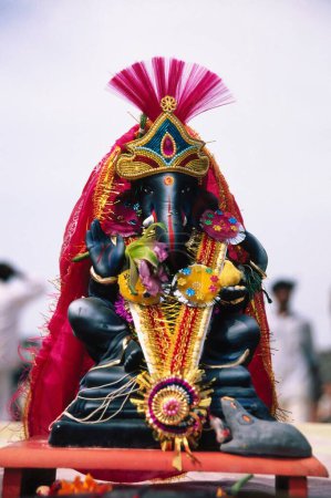 Ganesh ganpati Festival; Eintauchen des riesigen Götzenbildes des Elefantenkopfgottes; Mumbai Bombay; Maharashtra; Indien