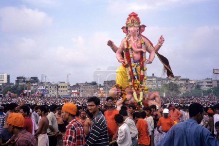 Téléchargez les photos : Festival Ganesh ganpati, Personnes portant Lord Ganesh pour l'immersion, Girgoan, Chowpatty, Bombay mumbai, maharashtra, Inde - en image libre de droit