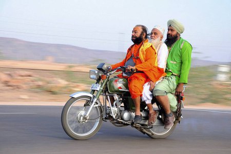 Foto de Hombres en moto NOMR - Imagen libre de derechos