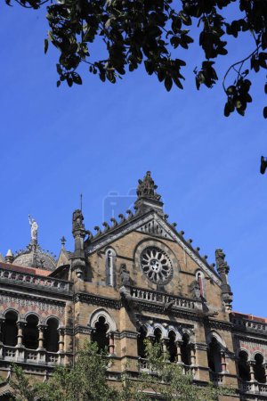 Téléchargez les photos : Chhatrapati Shivaji Terminus (anciennement Victoria Terminus) Architecture néogothique victorienne mêlée à l'architecture traditionnelle indienne construite entre 1878 et 1888 Gare indienne ; Bombay Mumbai ; Maharashtra ; Inde Patrimoine mondial de l'UNESCO - en image libre de droit