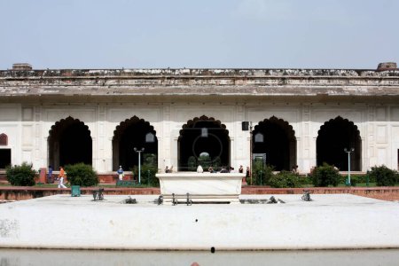 Téléchargez les photos : Rang Mahal ou le palais de couleur également connu sous le nom d'Imtiaz Mahal ; site du patrimoine mondial de l'UNESCO le célèbre fort de Delhi également connu sous le nom de Lal Qila ou fort rouge construit en (1638-1648) utilisé comme palais par l'empereur moghol Shah Jahan ; Delhi ; Inde - en image libre de droit