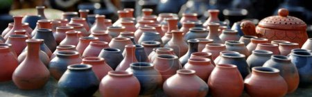 Téléchargez les photos : Mini pots en terre cuite, pots de fleurs en argile rouge, collection de petits pots de fleurs en céramique - en image libre de droit