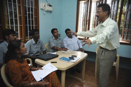 Foto de Voluntarios de ngo kshtriya gramin servicios financieros por la fundación IFMR, India - Imagen libre de derechos